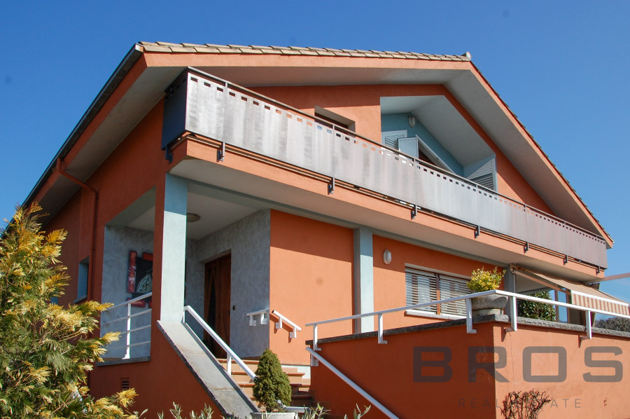 CHALET CON JARDÍN, ASCENSOR Y VISTAS EN LA ZONA RESIDENCIAL DE LES FONTS – BATET (OLOT)