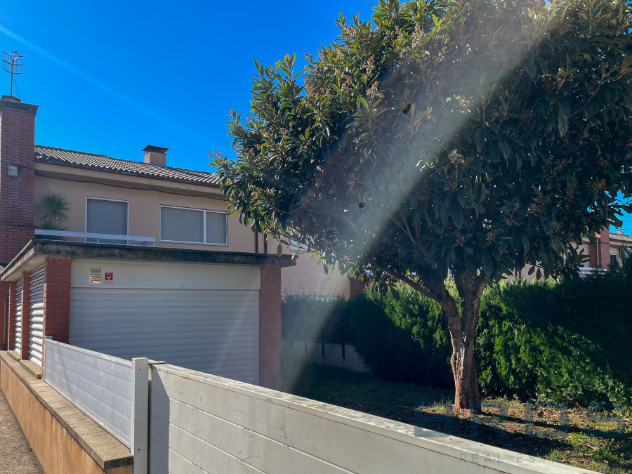 CASA ADOSADA EN LA VALL D’EN BAS