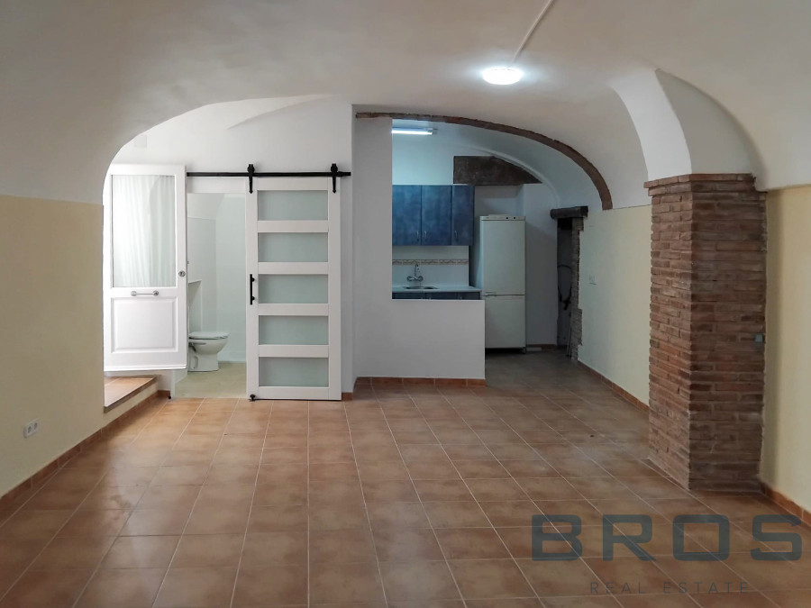 TORROELLA DE MONTGRÍ – PLANTA BAJA REFORMADA CON ENCANTO Y TECHOS ABOVEDADOS