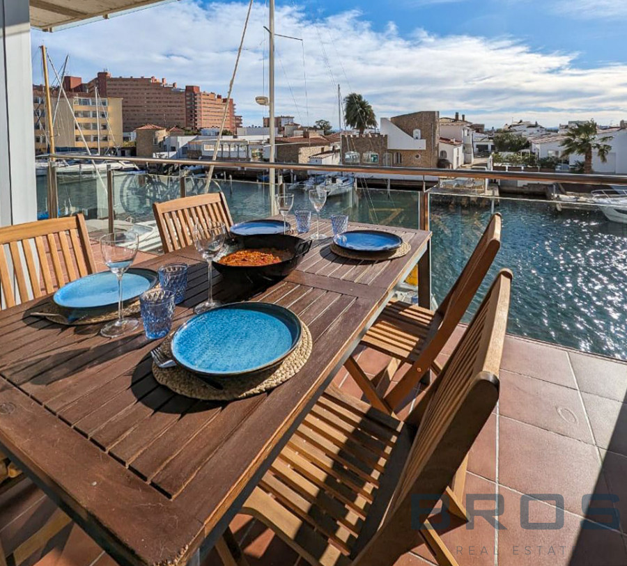 EXCLUSIVO PISO CON GRAN TERRAZA CON VISTAS AL CANAL, GARAJE Y TRASTERO – ROSAS